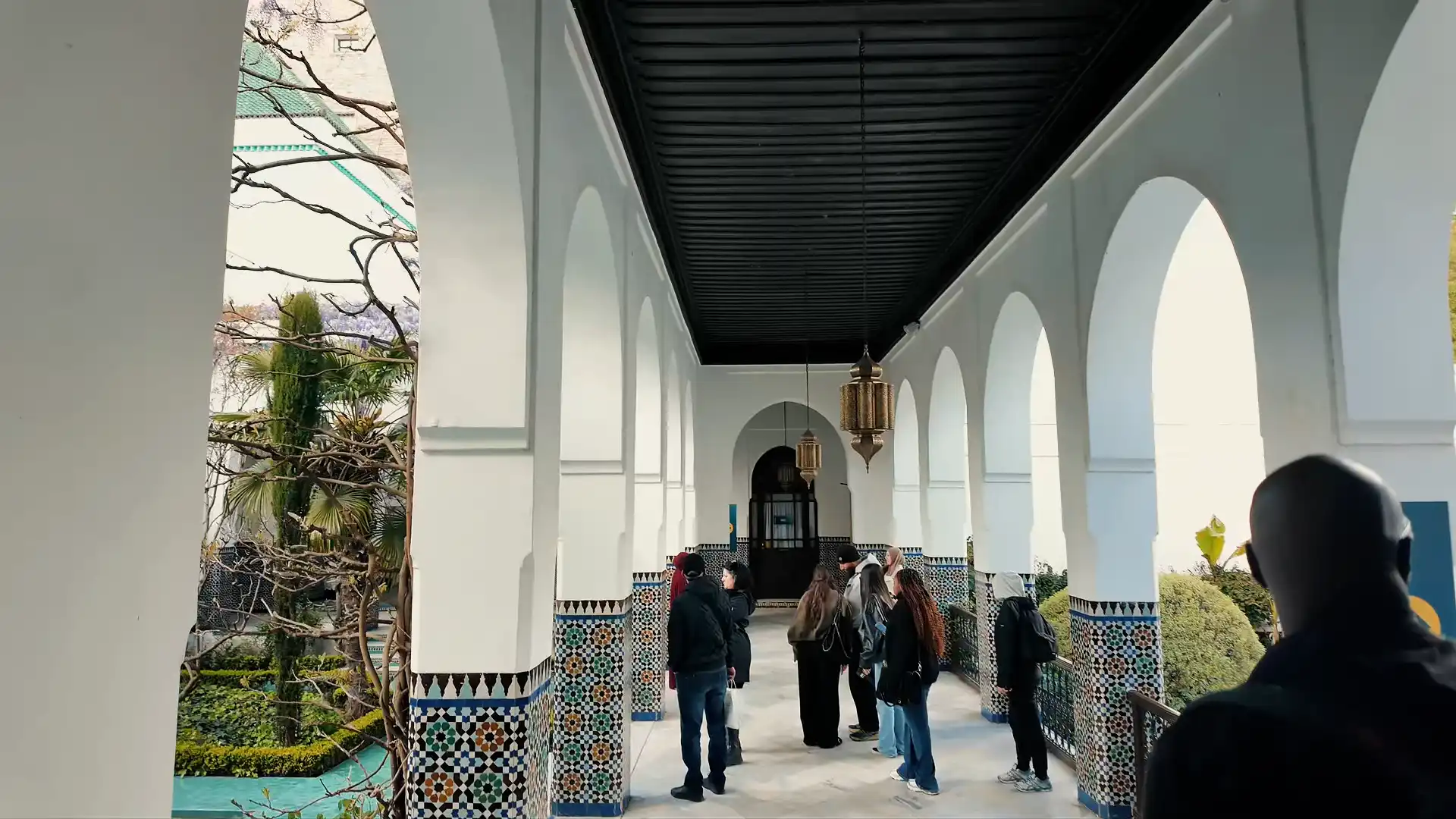 Sortie culturelle à Paris : des élèves Tutoria visitent la cour à arcades de la Grande Mosquée de Paris